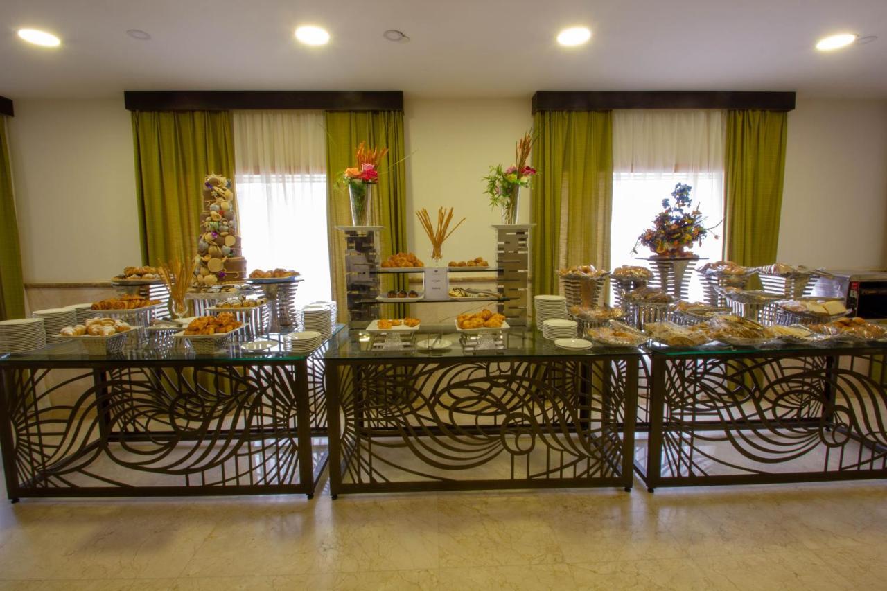 Grand Makkah Hotel Mecca ภายนอก รูปภาพ A buffet at a hotel